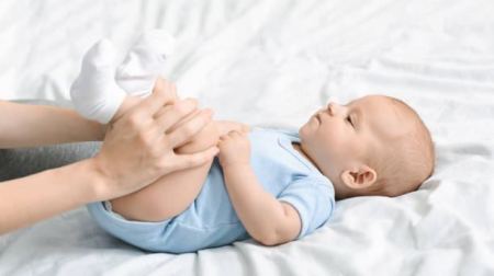 الامساك عند الرضع أسبابه وطريقة علاجه